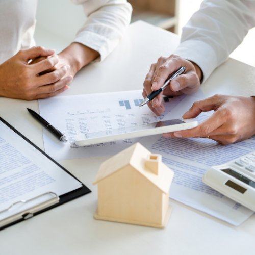 Agant analysant les taux de crédit  immobilier lmnp de 2024